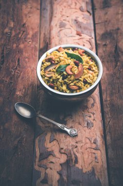 Jada Poha Namkeen Chivda / Kalın Pohe Chiwda tatlı, tuzlu ve fındık tatlar karışımı ile bir kavanoz snack, çay ile servis edilir. seçici odaklama