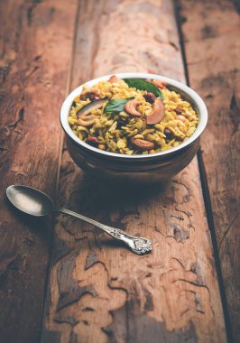 Jada Poha Namkeen Chivda / Kalın Pohe Chiwda tatlı, tuzlu ve fındık tatlar karışımı ile bir kavanoz snack, çay ile servis edilir. seçici odaklama