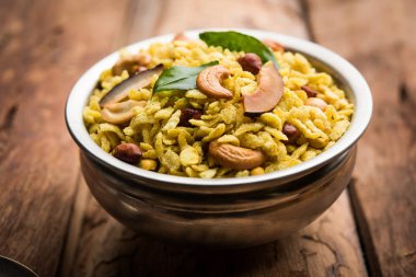 Jada Poha Namkeen Chivda / Kalın Pohe Chiwda tatlı, tuzlu ve fındık tatlar karışımı ile bir kavanoz snack, çay ile servis edilir. seçici odaklama