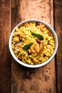 Jada Poha Namkeen Chivda / Kalın Pohe Chiwda tatlı, tuzlu ve fındık tatlar karışımı ile bir kavanoz snack, çay ile servis edilir. seçici odaklama