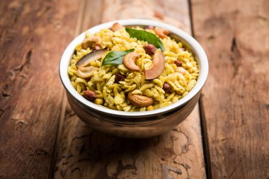 Jada Poha Namkeen Chivda / Kalın Pohe Chiwda tatlı, tuzlu ve fındık tatlar karışımı ile bir kavanoz snack, çay ile servis edilir. seçici odaklama