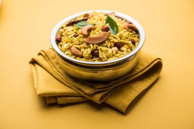 Jada Poha Namkeen Chivda / Kalın Pohe Chiwda tatlı, tuzlu ve fındık tatlar karışımı ile bir kavanoz snack, çay ile servis edilir. seçici odaklama