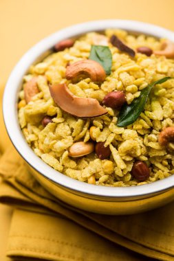 Jada Poha Namkeen Chivda / Kalın Pohe Chiwda tatlı, tuzlu ve fındık tatlar karışımı ile bir kavanoz snack, çay ile servis edilir. seçici odaklama