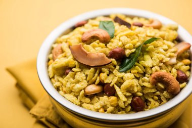 Jada Poha Namkeen Chivda / Kalın Pohe Chiwda tatlı, tuzlu ve fındık tatlar karışımı ile bir kavanoz snack, çay ile servis edilir. seçici odaklama