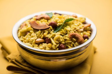 Jada Poha Namkeen Chivda / Kalın Pohe Chiwda tatlı, tuzlu ve fındık tatlar karışımı ile bir kavanoz snack, çay ile servis edilir. seçici odaklama