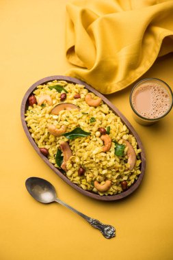 Jada Poha Namkeen Chivda / Kalın Pohe Chiwda tatlı, tuzlu ve fındık tatlar karışımı ile bir kavanoz snack, çay ile servis edilir. seçici odaklama