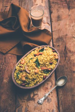 Jada Poha Namkeen Chivda / Kalın Pohe Chiwda tatlı, tuzlu ve fındık tatlar karışımı ile bir kavanoz snack, çay ile servis edilir. seçici odaklama