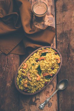 Jada Poha Namkeen Chivda / Kalın Pohe Chiwda tatlı, tuzlu ve fındık tatlar karışımı ile bir kavanoz snack, çay ile servis edilir. seçici odaklama