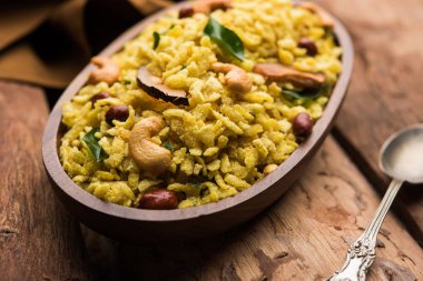 Jada Poha Namkeen Chivda / Kalın Pohe Chiwda tatlı, tuzlu ve fındık tatlar karışımı ile bir kavanoz snack, çay ile servis edilir. seçici odaklama