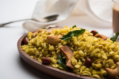Jada Poha Namkeen Chivda / Kalın Pohe Chiwda tatlı, tuzlu ve fındık tatlar karışımı ile bir kavanoz snack, çay ile servis edilir. seçici odaklama