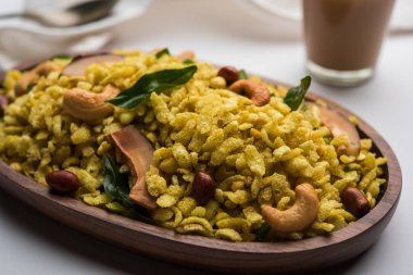 Jada Poha Namkeen Chivda / Kalın Pohe Chiwda tatlı, tuzlu ve fındık tatlar karışımı ile bir kavanoz snack, çay ile servis edilir. seçici odaklama
