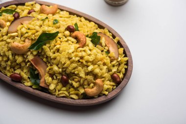 Jada Poha Namkeen Chivda / Kalın Pohe Chiwda tatlı, tuzlu ve fındık tatlar karışımı ile bir kavanoz snack, çay ile servis edilir. seçici odaklama