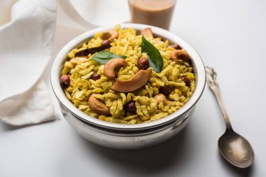 Jada Poha Namkeen Chivda / Kalın Pohe Chiwda tatlı, tuzlu ve fındık tatlar karışımı ile bir kavanoz snack, çay ile servis edilir. seçici odaklama