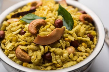 Jada Poha Namkeen Chivda / Kalın Pohe Chiwda tatlı, tuzlu ve fındık tatlar karışımı ile bir kavanoz snack, çay ile servis edilir. seçici odaklama