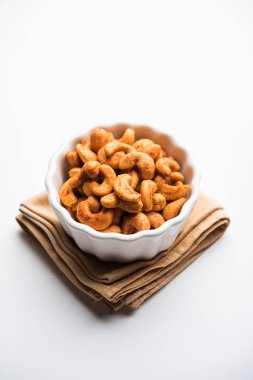 Masala Kaju veya baharatlı Kashew bir kase içinde. Hindistan / asya, ayrıca Chakna tarifi olarak bilinen popüler festival çerez