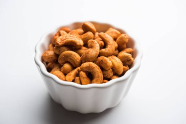 Masala Kaju veya baharatlı Kashew bir kase içinde. Hindistan / asya, ayrıca Chakna tarifi olarak bilinen popüler festival çerez