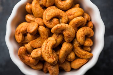 Masala Kaju veya baharatlı Kashew bir kase içinde. Hindistan / asya, ayrıca Chakna tarifi olarak bilinen popüler festival çerez
