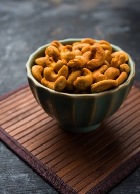 Masala Kaju veya baharatlı Kashew bir kase içinde. Hindistan / asya, ayrıca Chakna tarifi olarak bilinen popüler festival çerez
