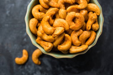 Masala Kaju veya baharatlı Kashew bir kase içinde. Hindistan / asya, ayrıca Chakna tarifi olarak bilinen popüler festival çerez