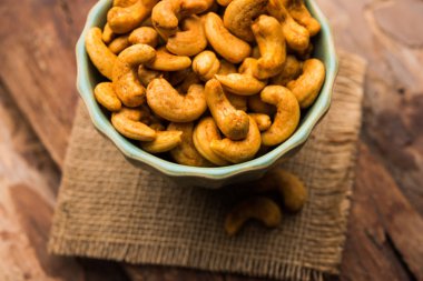 Masala Kaju veya baharatlı Kashew bir kase içinde. Hindistan / asya, ayrıca Chakna tarifi olarak bilinen popüler festival çerez