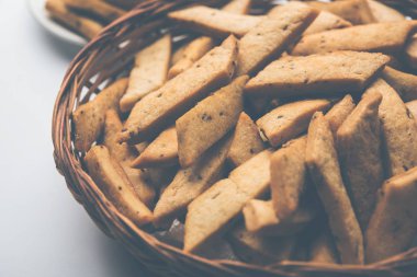 Namakpare veya Tuzlu Shakarpara veya shakarpare veya namkeen Shankarpali, gujarat, Hindistan popüler diwali gıda veya çay-saat snack