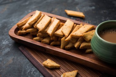 Namakpare veya Tuzlu Shakarpara veya shakarpare veya namkeen Shankarpali, gujarat, Hindistan popüler diwali gıda veya çay-saat snack