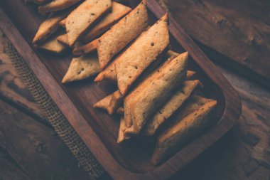 Namakpare veya Tuzlu Shakarpara veya shakarpare veya namkeen Shankarpali, gujarat, Hindistan popüler diwali gıda veya çay-saat snack
