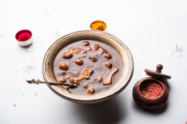 ambrosia veya Panchamrit veya Panchamrut veya Panchamrutham veya Panchamrutha bir tatlı ve ekşi gıda dualar veya puja hindu Tanrı veya tanrılar için sunulan