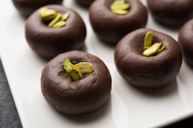 Çikolatasüt peda veya pera veya pedha fıstık ile süslenmiş tatlı yoğunlaştırılmış Süt ve kakao tozu kullanılarak yapılır. seçici odaklama