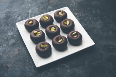 Çikolatasüt peda veya pera veya pedha fıstık ile süslenmiş tatlı yoğunlaştırılmış Süt ve kakao tozu kullanılarak yapılır. seçici odaklama