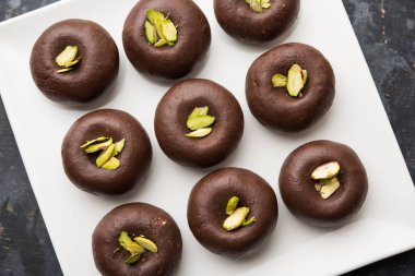 Çikolatasüt peda veya pera veya pedha fıstık ile süslenmiş tatlı yoğunlaştırılmış Süt ve kakao tozu kullanılarak yapılır. seçici odaklama