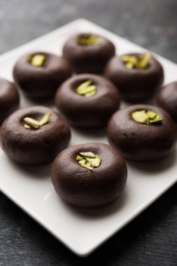 Çikolatasüt peda veya pera veya pedha fıstık ile süslenmiş tatlı yoğunlaştırılmış Süt ve kakao tozu kullanılarak yapılır. seçici odaklama