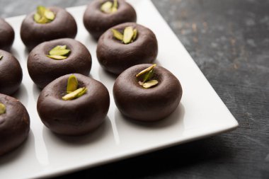 Çikolatasüt peda veya pera veya pedha fıstık ile süslenmiş tatlı yoğunlaştırılmış Süt ve kakao tozu kullanılarak yapılır. seçici odaklama