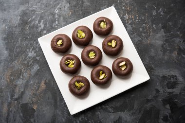 Çikolatasüt peda veya pera veya pedha fıstık ile süslenmiş tatlı yoğunlaştırılmış Süt ve kakao tozu kullanılarak yapılır. seçici odaklama