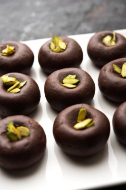 Çikolatasüt peda veya pera veya pedha fıstık ile süslenmiş tatlı yoğunlaştırılmış Süt ve kakao tozu kullanılarak yapılır. seçici odaklama