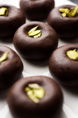 Çikolatasüt peda veya pera veya pedha fıstık ile süslenmiş tatlı yoğunlaştırılmış Süt ve kakao tozu kullanılarak yapılır. seçici odaklama