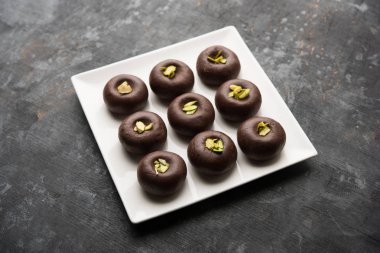 Çikolatasüt peda veya pera veya pedha fıstık ile süslenmiş tatlı yoğunlaştırılmış Süt ve kakao tozu kullanılarak yapılır. seçici odaklama