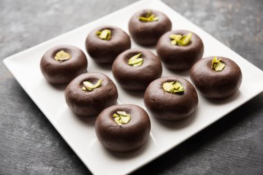 Çikolatasüt peda veya pera veya pedha fıstık ile süslenmiş tatlı yoğunlaştırılmış Süt ve kakao tozu kullanılarak yapılır. seçici odaklama