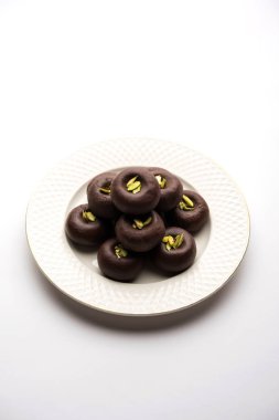 Çikolatasüt peda veya pera veya pedha fıstık ile süslenmiş tatlı yoğunlaştırılmış Süt ve kakao tozu kullanılarak yapılır. seçici odaklama