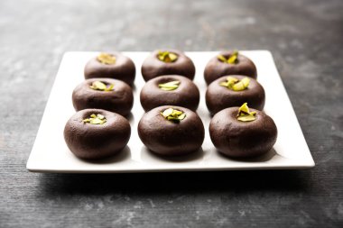 Çikolatasüt peda veya pera veya pedha fıstık ile süslenmiş tatlı yoğunlaştırılmış Süt ve kakao tozu kullanılarak yapılır. seçici odaklama