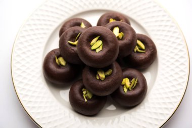 Çikolatasüt peda veya pera veya pedha fıstık ile süslenmiş tatlı yoğunlaştırılmış Süt ve kakao tozu kullanılarak yapılır. seçici odaklama