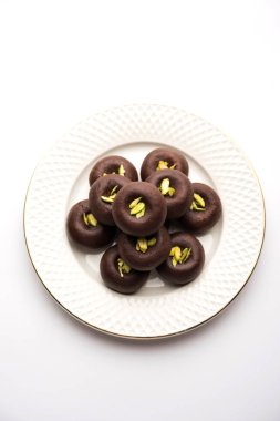 Çikolatasüt peda veya pera veya pedha fıstık ile süslenmiş tatlı yoğunlaştırılmış Süt ve kakao tozu kullanılarak yapılır. seçici odaklama