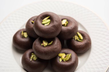 Çikolatasüt peda veya pera veya pedha fıstık ile süslenmiş tatlı yoğunlaştırılmış Süt ve kakao tozu kullanılarak yapılır. seçici odaklama