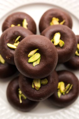 Çikolatasüt peda veya pera veya pedha fıstık ile süslenmiş tatlı yoğunlaştırılmış Süt ve kakao tozu kullanılarak yapılır. seçici odaklama