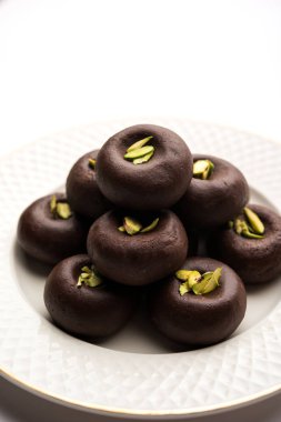 Çikolatasüt peda veya pera veya pedha fıstık ile süslenmiş tatlı yoğunlaştırılmış Süt ve kakao tozu kullanılarak yapılır. seçici odaklama