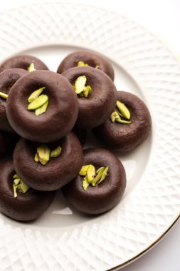 Çikolatasüt peda veya pera veya pedha fıstık ile süslenmiş tatlı yoğunlaştırılmış Süt ve kakao tozu kullanılarak yapılır. seçici odaklama