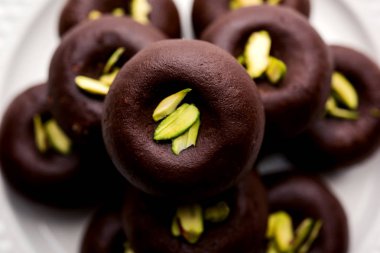 Çikolatasüt peda veya pera veya pedha fıstık ile süslenmiş tatlı yoğunlaştırılmış Süt ve kakao tozu kullanılarak yapılır. seçici odaklama