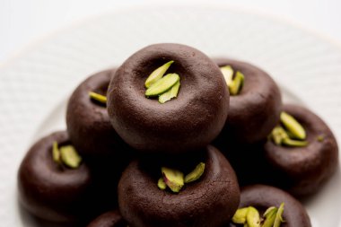 Çikolatasüt peda veya pera veya pedha fıstık ile süslenmiş tatlı yoğunlaştırılmış Süt ve kakao tozu kullanılarak yapılır. seçici odaklama