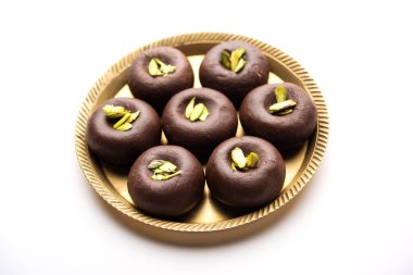 Çikolatasüt peda veya pera veya pedha fıstık ile süslenmiş tatlı yoğunlaştırılmış Süt ve kakao tozu kullanılarak yapılır. seçici odaklama