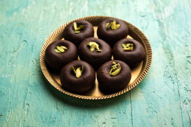 Çikolatasüt peda veya pera veya pedha fıstık ile süslenmiş tatlı yoğunlaştırılmış Süt ve kakao tozu kullanılarak yapılır. seçici odaklama